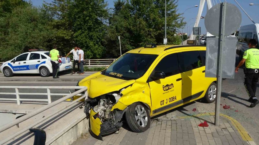 Köprü Çıkışında Çarpışan Araçlar, Korkuluğa Takıldı