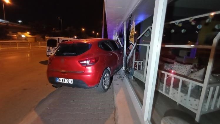 Direksiyonda Sızdı, Otomobiliyle Dükkana Daldı: O Anlar Kamerada