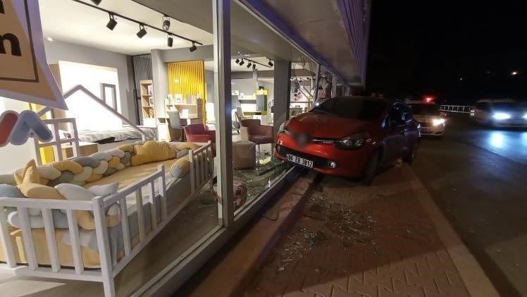 Direksiyonda Sızdı, Otomobiliyle Dükkana Daldı: O Anlar Kamerada