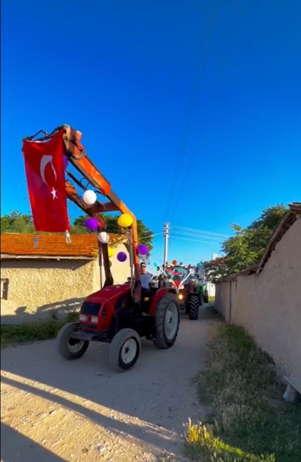 Çiftçi Babanın Düğününde 15 Traktörlü Konvoy Renkli Görüntüler Oluşturdu