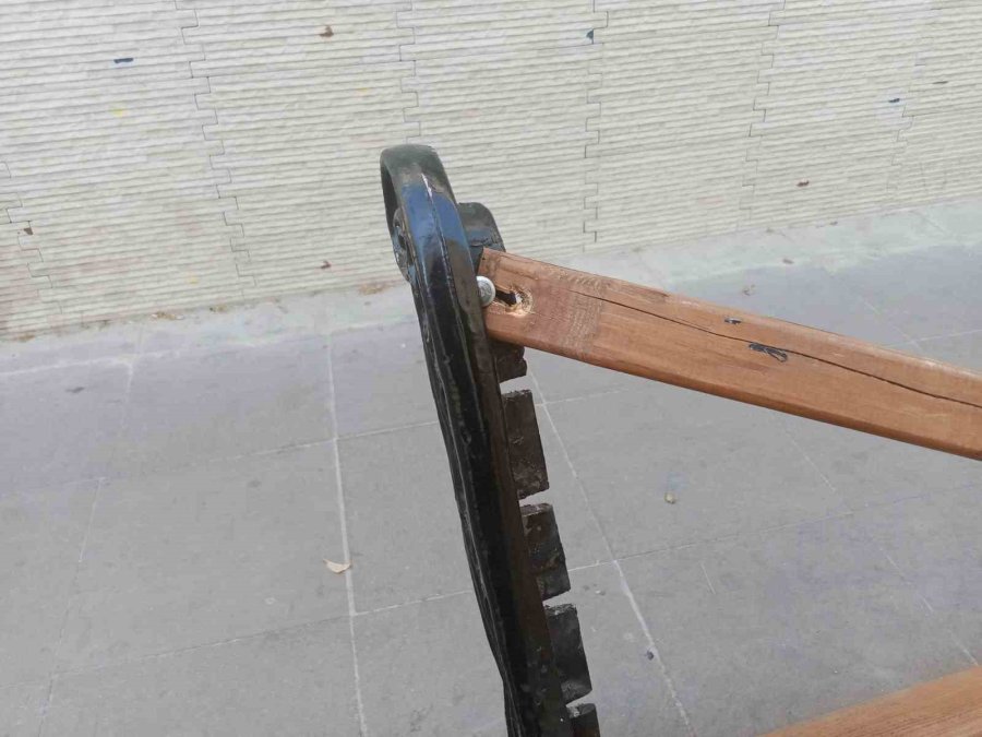 Kent Merkezindeki Bank Vandalların Hedefi Oldu