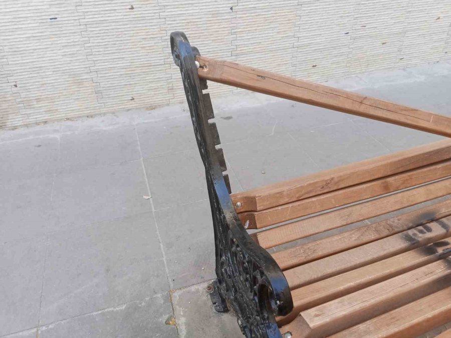 Kent Merkezindeki Bank Vandalların Hedefi Oldu