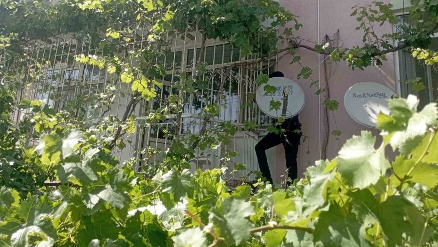 Haber Alınamayan Yaşlı Çifte Ulaşmak Polis Apartmana Tırmandı