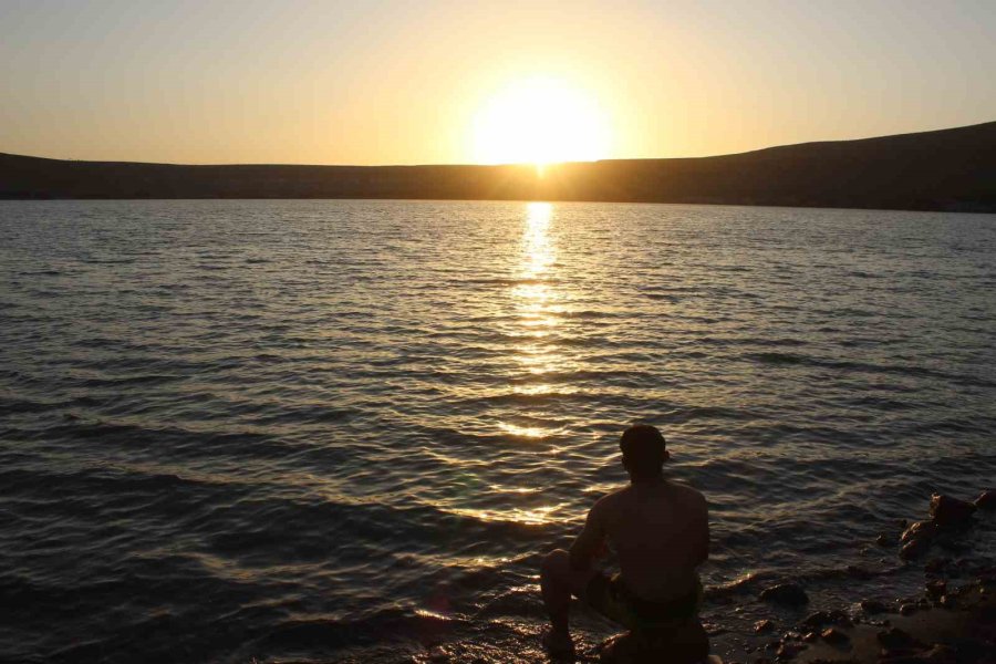 Acıgöl Gün Batımında Çok Sayıda Ziyaretçiye Ev Sahipliği Yapıyor