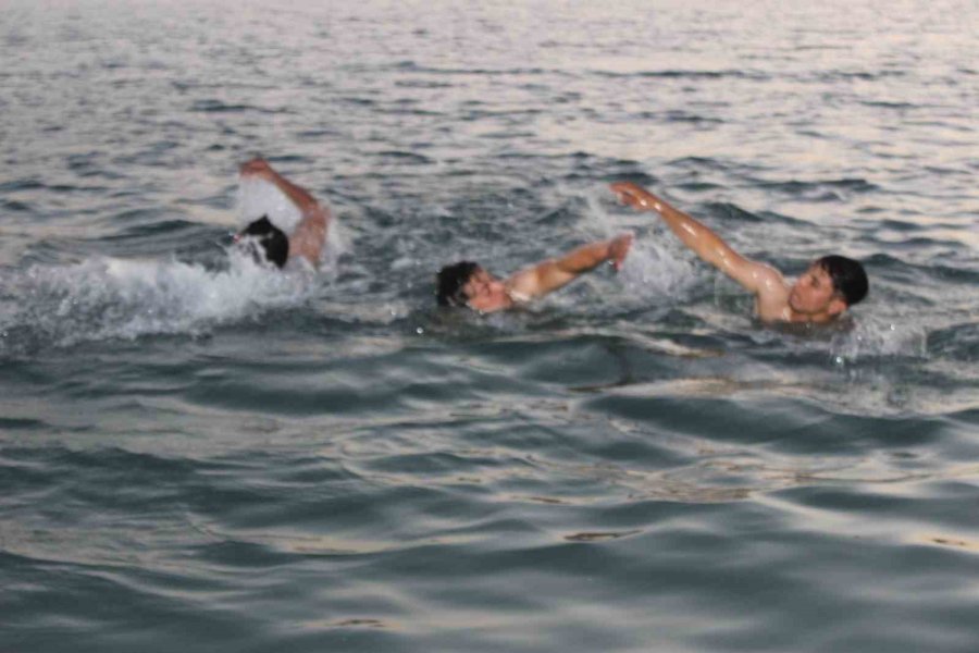 Acıgöl Gün Batımında Çok Sayıda Ziyaretçiye Ev Sahipliği Yapıyor