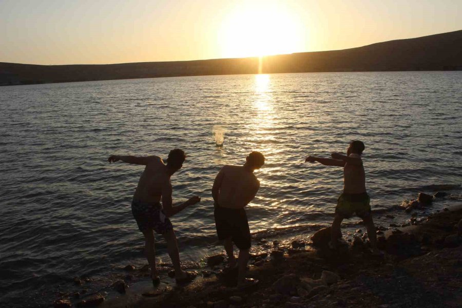 Acıgöl Gün Batımında Çok Sayıda Ziyaretçiye Ev Sahipliği Yapıyor