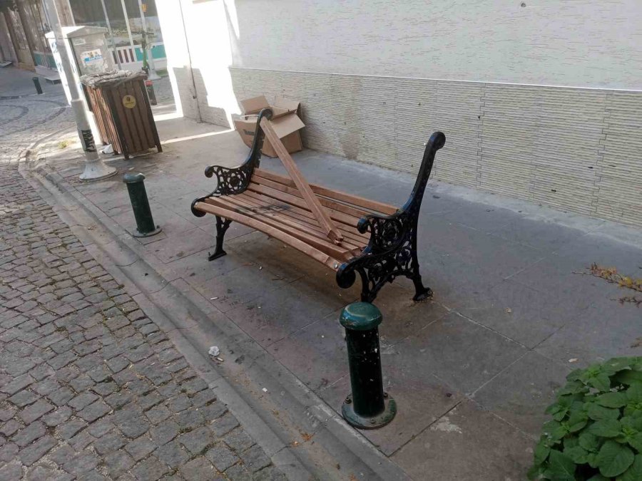 Kent Merkezindeki Bank Vandalların Hedefi Oldu