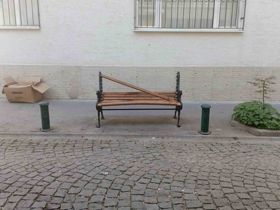 Kent Merkezindeki Bank Vandalların Hedefi Oldu