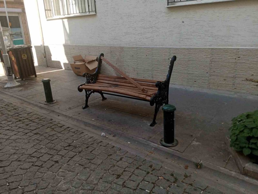 Kent Merkezindeki Bank Vandalların Hedefi Oldu