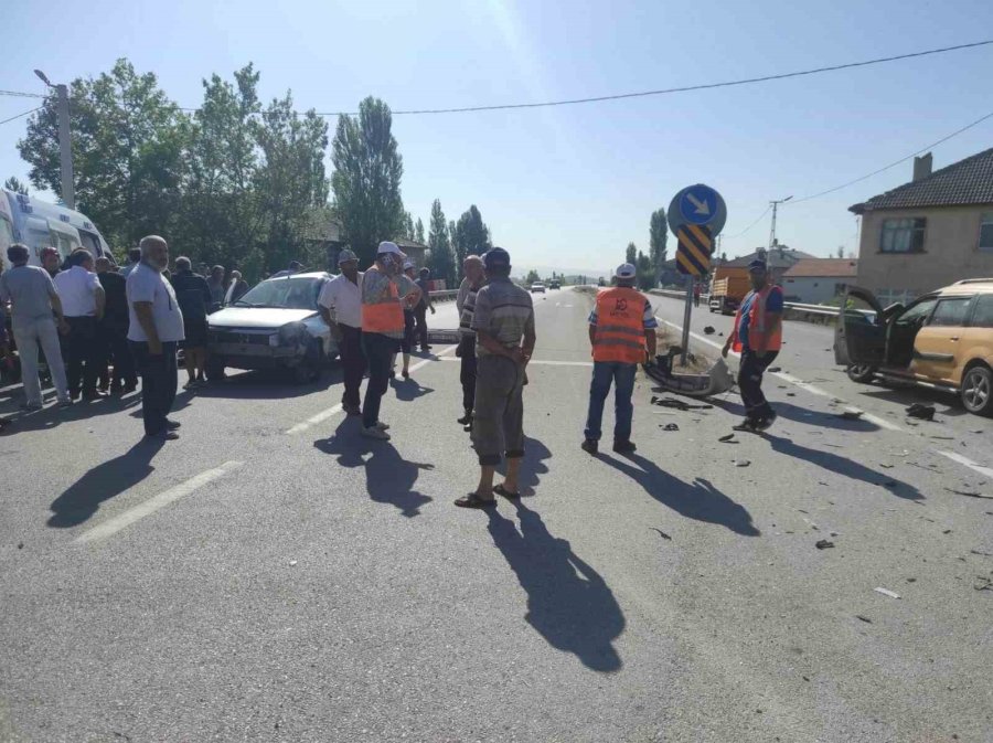 Konya’da Hafif Ticari Araçla Otomobil Çarpıştı: 1 Ölü, 1 Yaralı