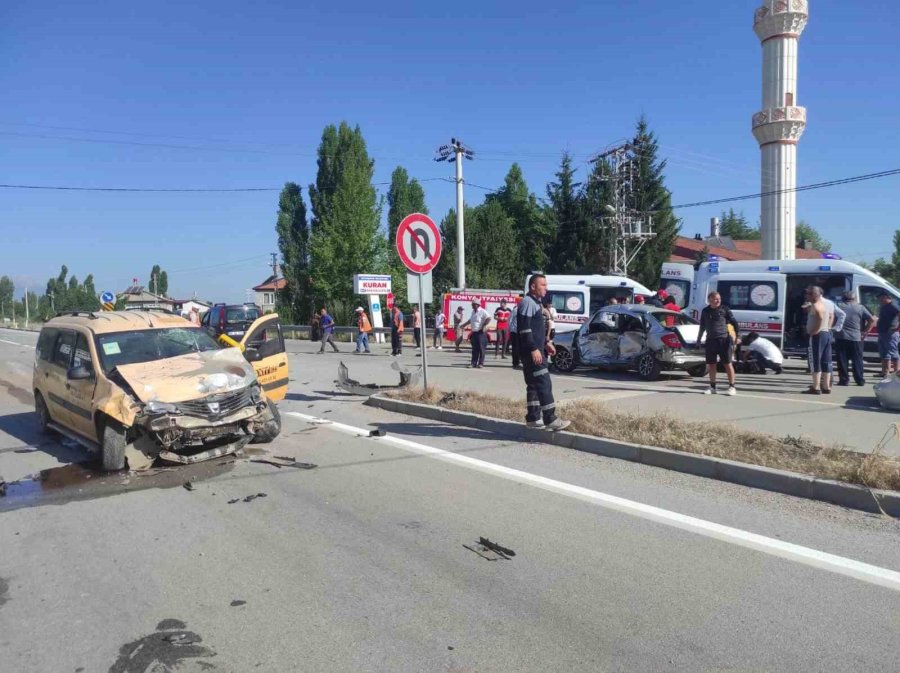Konya’da Hafif Ticari Araçla Otomobil Çarpıştı: 1 Ölü, 1 Yaralı