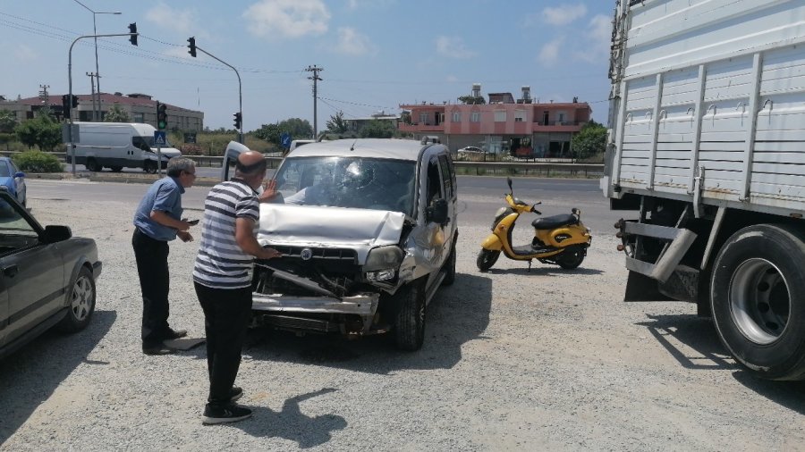 Kırmızı Işıkta Yavaşlayan Kamyona Arkadan Çarptı