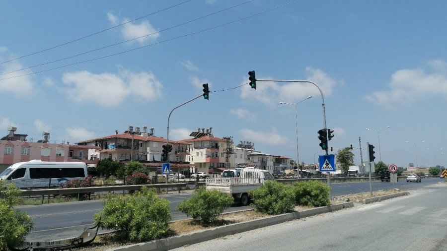 Kırmızı Işıkta Yavaşlayan Kamyona Arkadan Çarptı