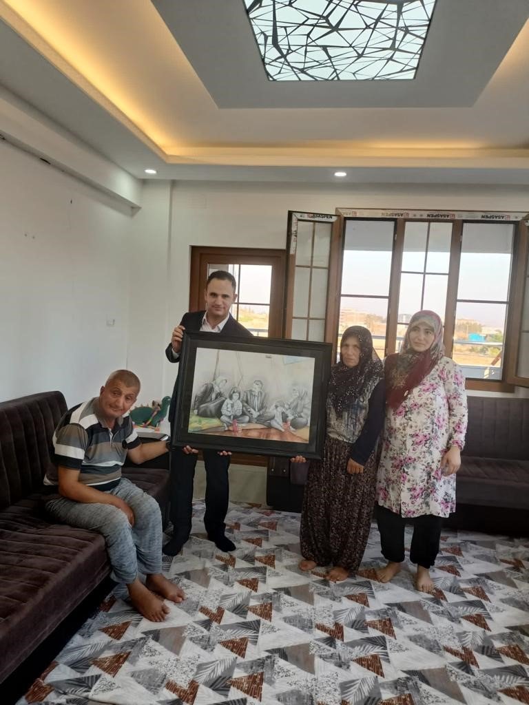 Vali Akkoyun, Liseli Gencin Çizdiği Depremzede Aile Resmini Sahibine Gönderdi
