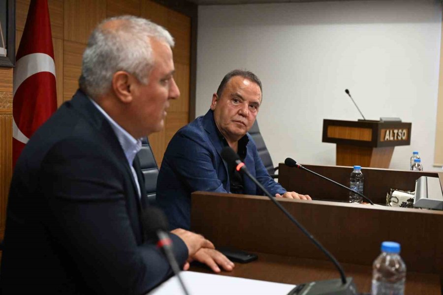 Başkan Böcek, Alanya’da Turizmcilerle Bir Araya Geldi