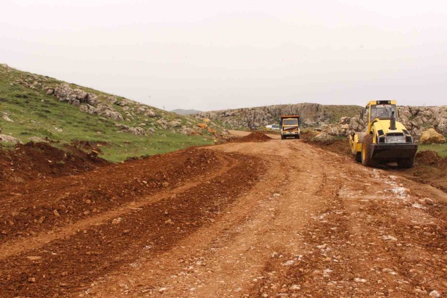 Büyükşehir Belediyesinden, Elmalı’da Yol Çalışması
