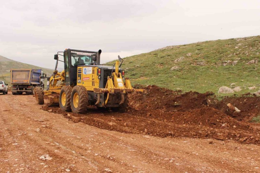 Büyükşehir Belediyesinden, Elmalı’da Yol Çalışması
