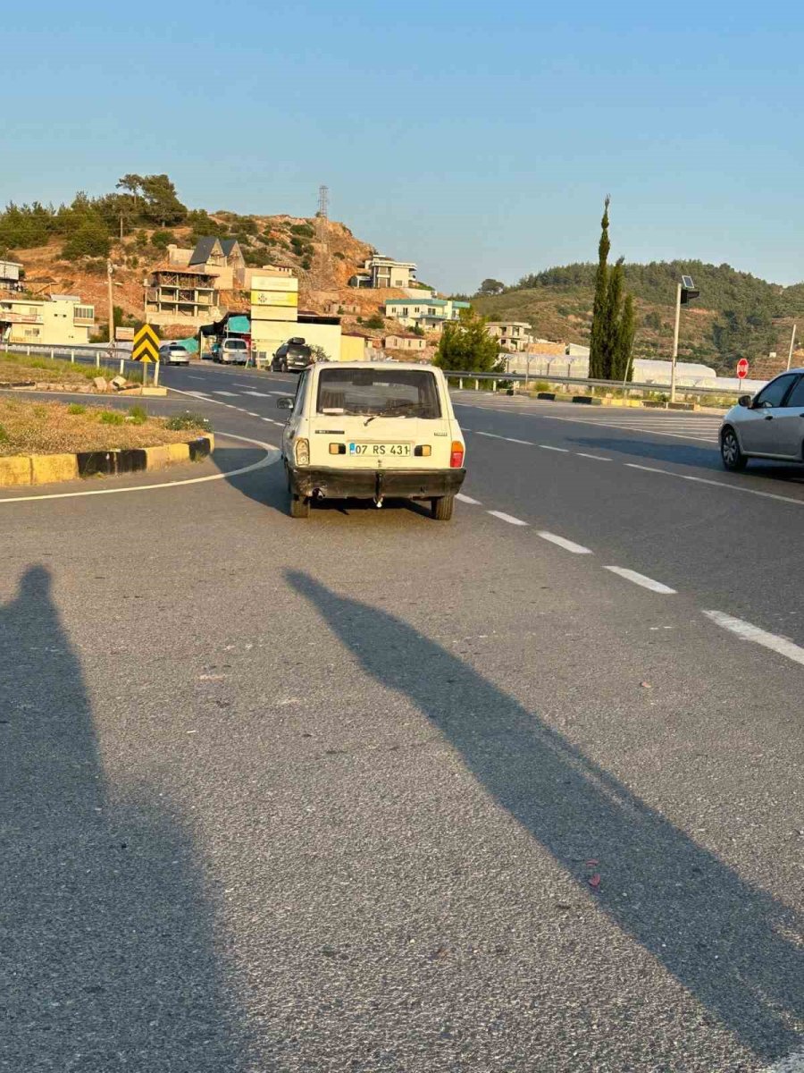 Seyir Halindeki Otomobile Arkadan Çarptı:1 Yaralı