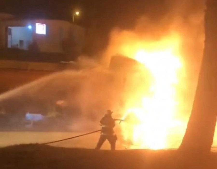 Alkollü Sürücünün Bariyerlere Çarptığı Tır Yanarak Küle Döndü