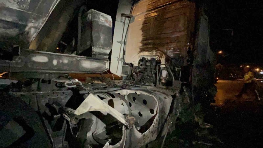 Alkollü Sürücünün Bariyerlere Çarptığı Tır Yanarak Küle Döndü