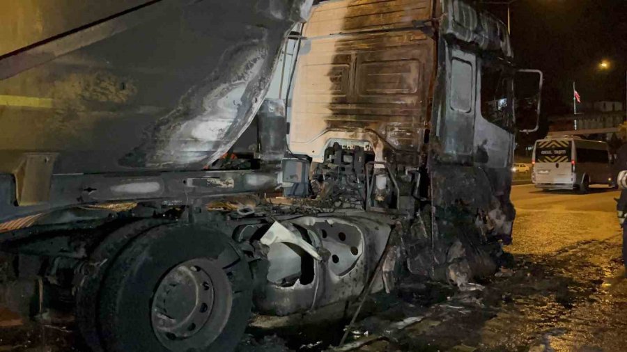 Alkollü Sürücünün Bariyerlere Çarptığı Tır Yanarak Küle Döndü