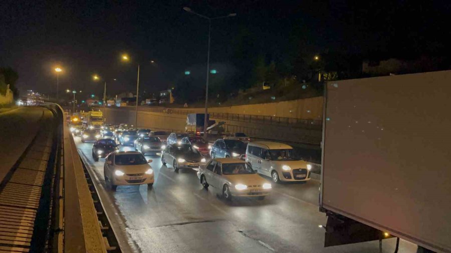 Alkollü Sürücünün Bariyerlere Çarptığı Tır Yanarak Küle Döndü