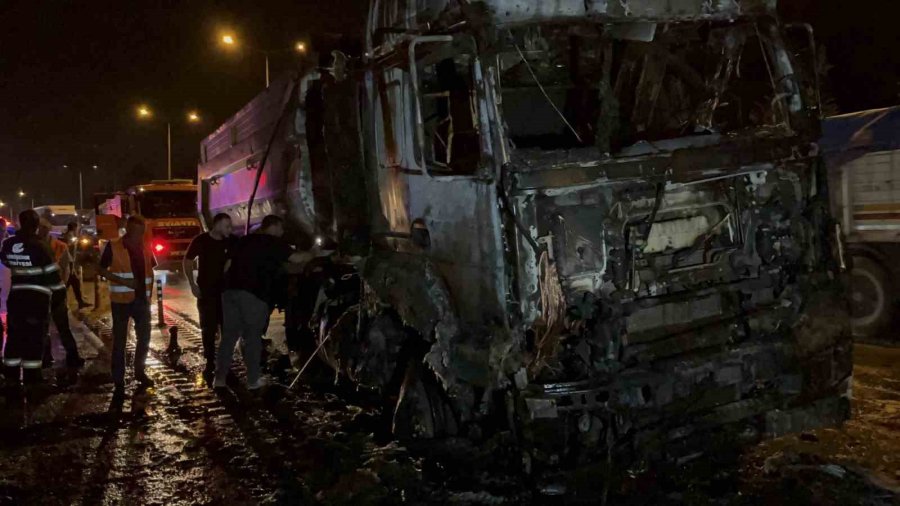 Alkollü Sürücünün Bariyerlere Çarptığı Tır Yanarak Küle Döndü