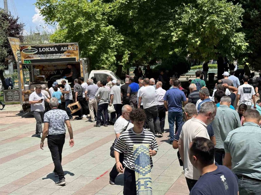 Cuma Namazı Çıkışında Lokma Dökme Geleneği Sürüyor