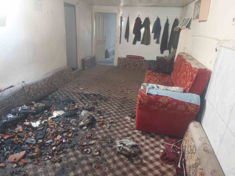 Karaman’da Duvar Dibine Bırakılan Soba Kovasından Yangın Çıktı