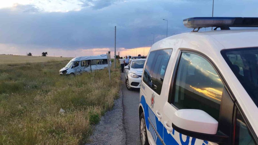 İşçi Servisi İle Kamyonet Çarpıştı: 21 Yaralı