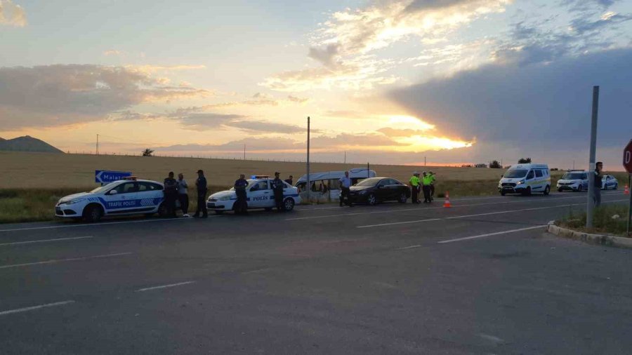 İşçi Servisi İle Kamyonet Çarpıştı: 21 Yaralı