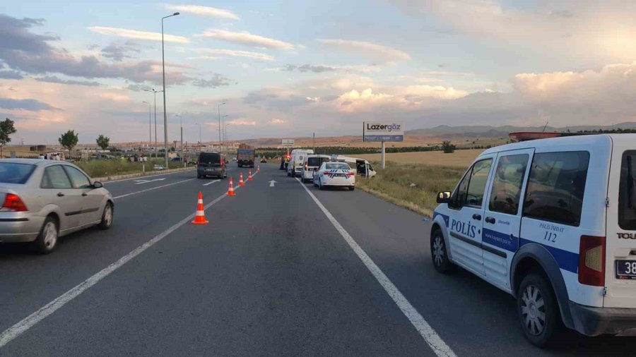 İşçi Servisi İle Kamyonet Çarpıştı: 21 Yaralı