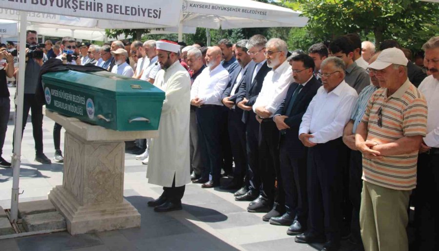 Eski Bakan Yıldız’ın Babası Toprağa Verildi