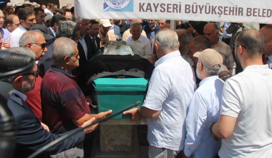 Eski Bakan Yıldız’ın Babası Toprağa Verildi