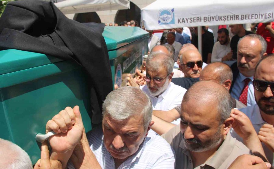 Eski Bakan Yıldız’ın Babası Toprağa Verildi