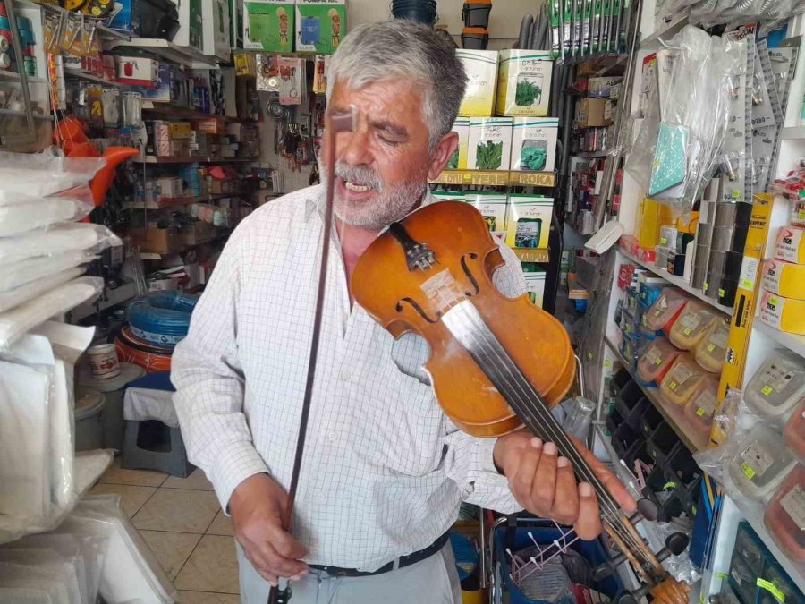 Babadan Kalma Asırlık Kemanıyla 45 Yıldır Sokak Müziği Yapıyor
