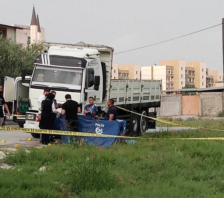 Evinin Önünde Pusu Kurulan Genç, Tabanca Ve Uzun Namlulu Silahla Öldürüldü