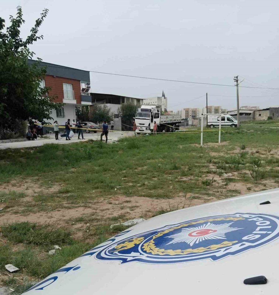 Evinin Önünde Pusu Kurulan Genç, Tabanca Ve Uzun Namlulu Silahla Öldürüldü