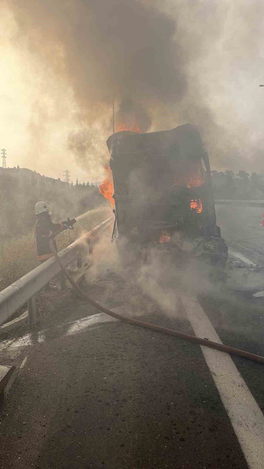 Tır Otoyolda Alev Alev Yandı