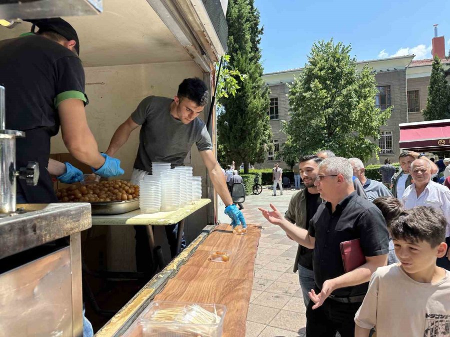 Cuma Namazı Çıkışında Lokma Dökme Geleneği Sürüyor