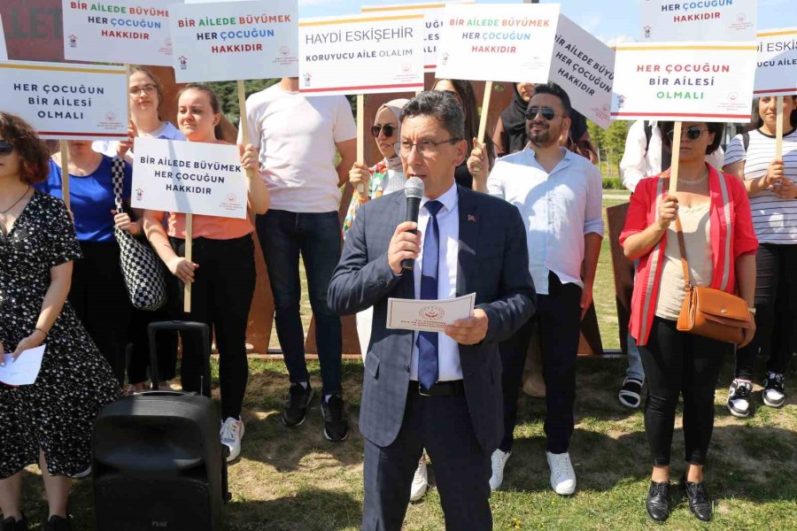 Eskişehir’de Koruyucu Aile Günü Farkındalık Yürüyüşü Mehteran Takımı Eşliğinde Düzenlendi