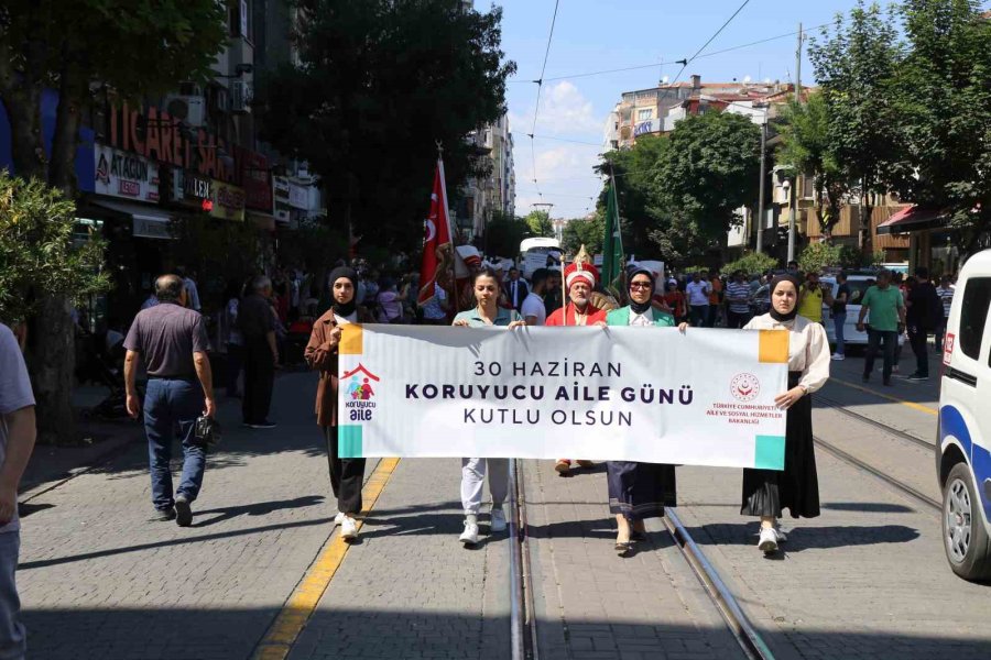 Eskişehir’de Koruyucu Aile Günü Farkındalık Yürüyüşü Mehteran Takımı Eşliğinde Düzenlendi
