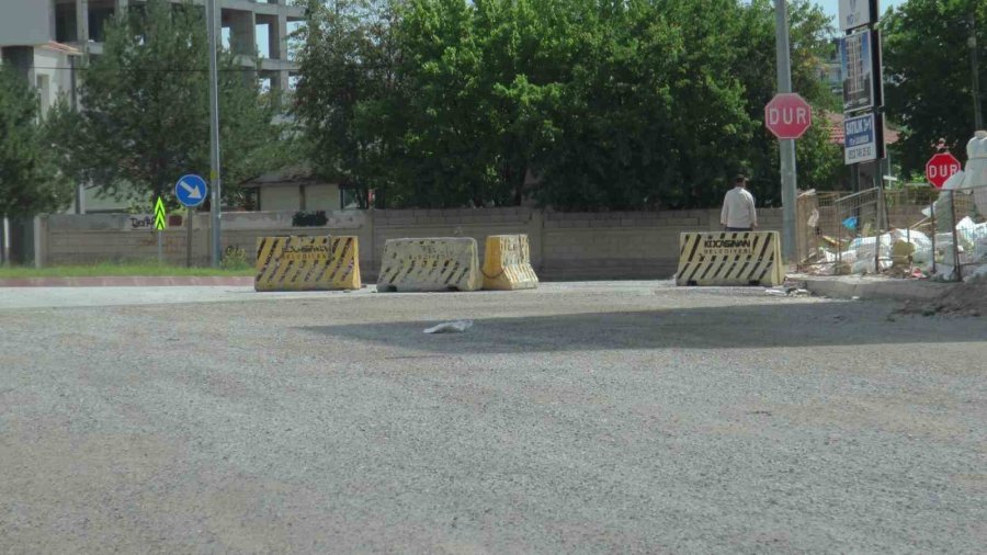 Belediyenin 2 Aydır Sermediği Asfalt Mahalle Halkını İsyan Ettirdi