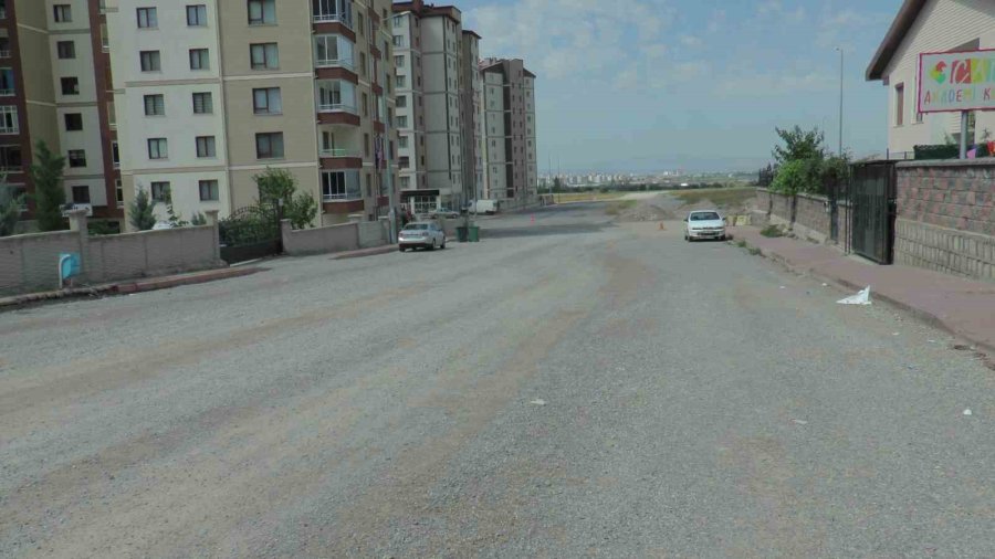 Belediyenin 2 Aydır Sermediği Asfalt Mahalle Halkını İsyan Ettirdi