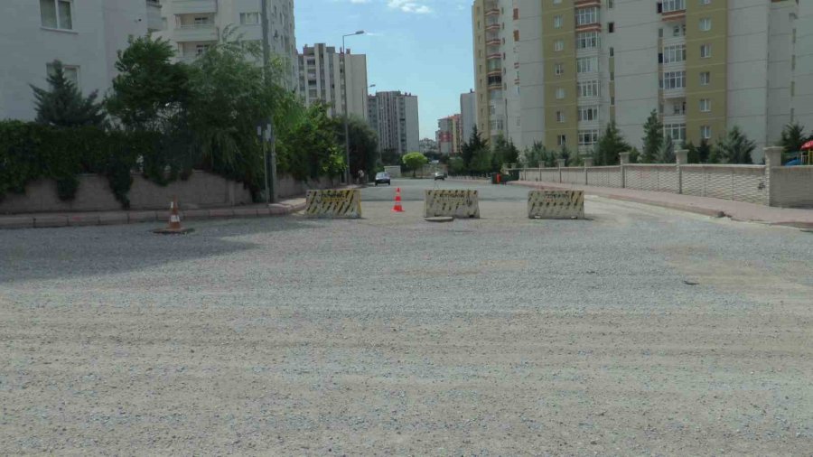 Belediyenin 2 Aydır Sermediği Asfalt Mahalle Halkını İsyan Ettirdi