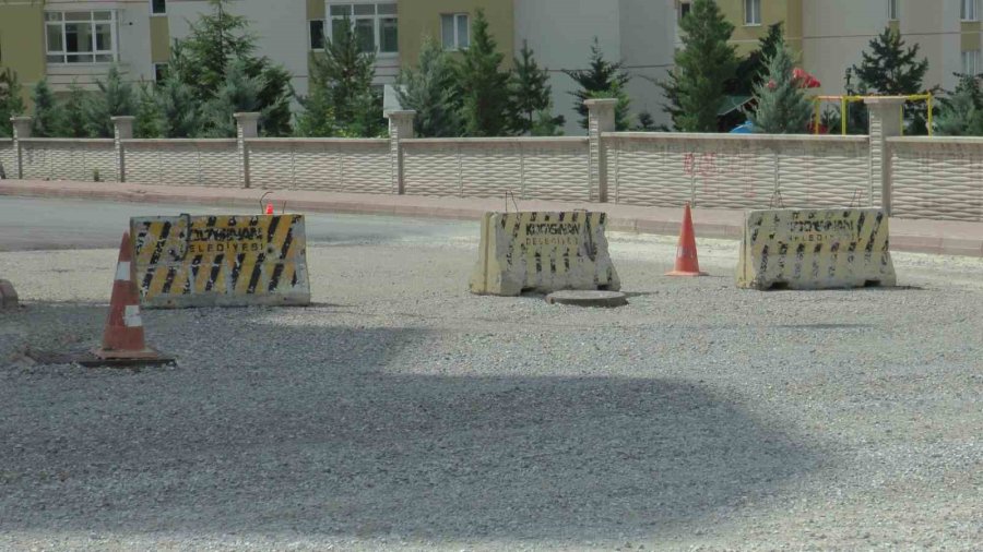 Belediyenin 2 Aydır Sermediği Asfalt Mahalle Halkını İsyan Ettirdi