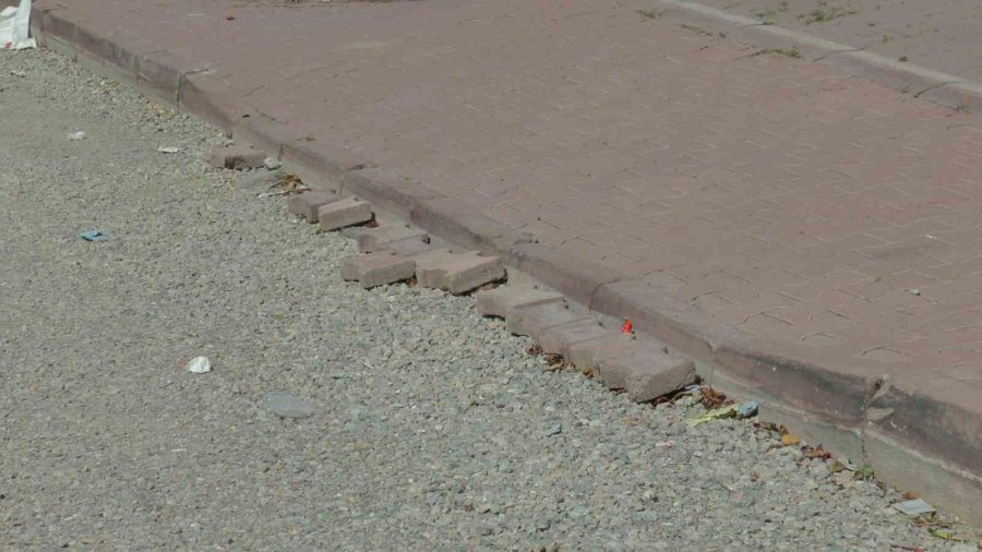 Belediyenin 2 Aydır Sermediği Asfalt Mahalle Halkını İsyan Ettirdi