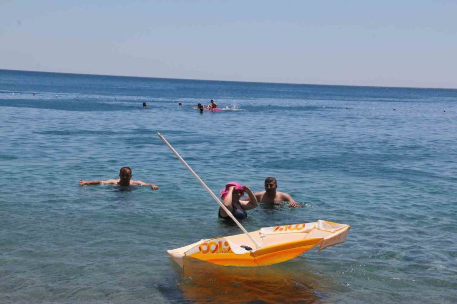 Şiddetli Rüzgar Dünyaca Ünlü Sahilde Tatilcilere Zor Anlar Yaşattı