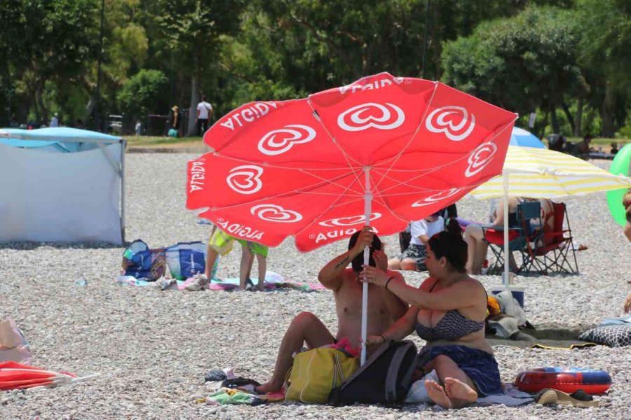 Şiddetli Rüzgar Dünyaca Ünlü Sahilde Tatilcilere Zor Anlar Yaşattı