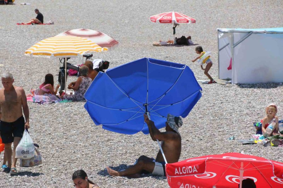 Şiddetli Rüzgar Dünyaca Ünlü Sahilde Tatilcilere Zor Anlar Yaşattı